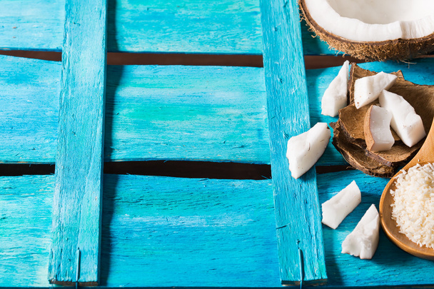 Kokosnoot op heldere blauwe houten achtergrond - Foto, afbeelding