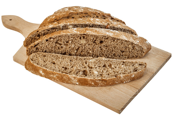 Bochenek ciemnego chleba wieloziarnistego, krojone na deska do krojenia na białym tle - Zdjęcie, obraz