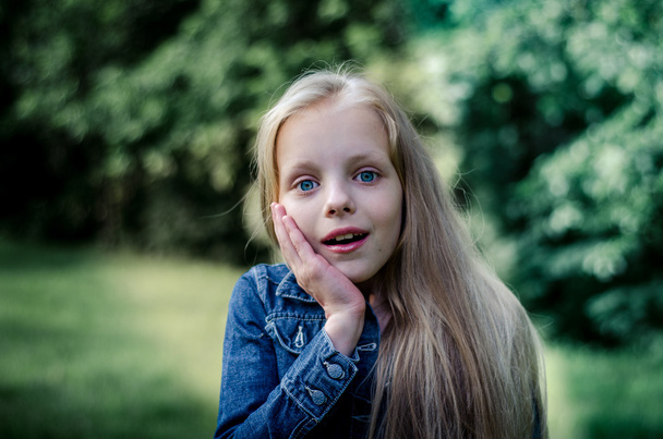 Sürpriz sevimli küçük sarışın kız yaz Field. - Fotoğraf, Görsel