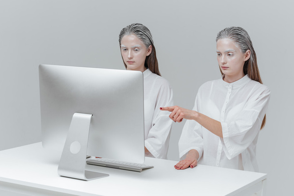 Two cosmic women sitting at the computer - Foto, immagini