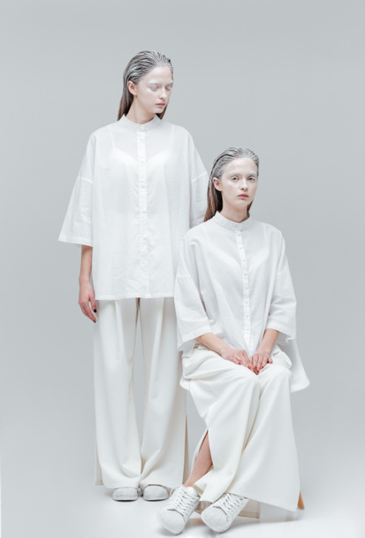 Two fashion women in white dress - Foto, imagen