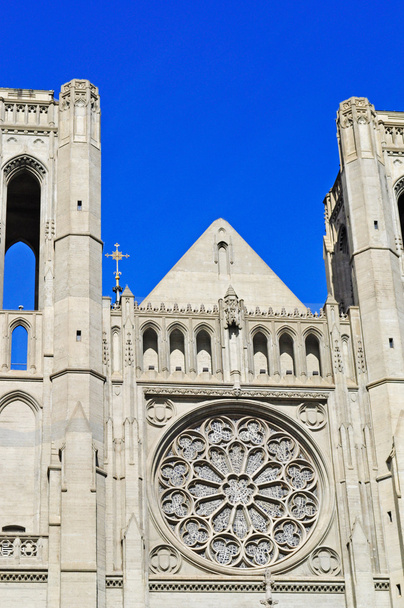 San Francisco, Californië: de rose venster van de Grace Cathedral, voltooid in 1964, een Episcopaalse Kathedraal op Nob Hill, de kathedraal kerk van de bisschoppelijke bisdom van Californië - Foto, afbeelding
