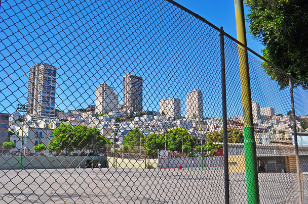 San Francisco, California, Usa: een speeltuin in de straten van de stad met de skyline op de achtergrond - Foto, afbeelding