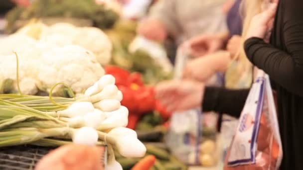 Σαββατοκύριακο ψώνια στην αγορά, οι γεωργοί  - Πλάνα, βίντεο