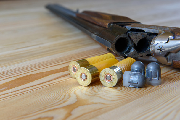 hunting rifle and ammunition - Foto, Imagen
