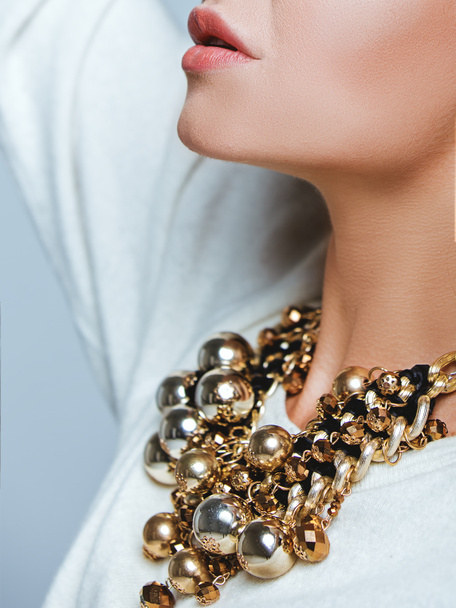 Крупный план девушки с ожерельем
 - Фото, изображение
