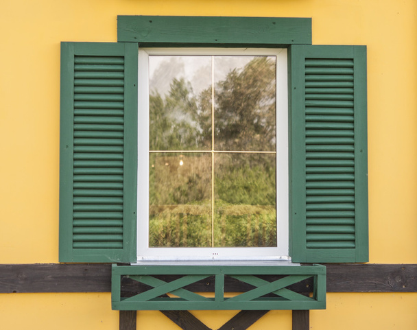 Ventana con persianas de madera abiertas
 - Foto, Imagen