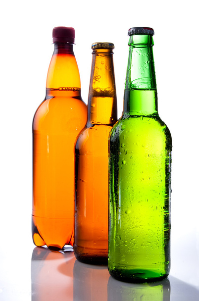 Birra in bottiglia di plastica e Due bottiglie di vetro con birra, marrone e
 - Foto, immagini