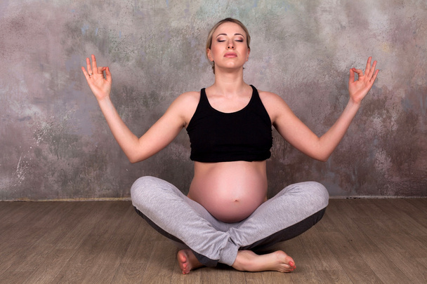 zwangere vrouw in sportkleding - Foto, afbeelding