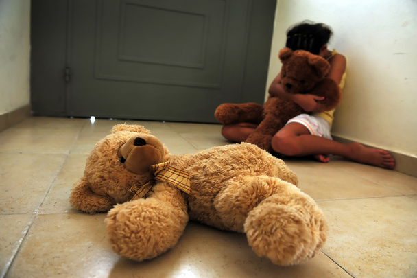 Giovane ragazza soffre di violenza domestica
 - Foto, immagini