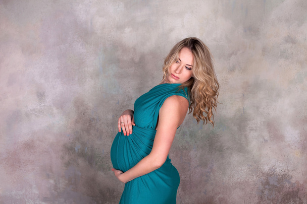 Беременная женщина в синем платье
 - Фото, изображение
