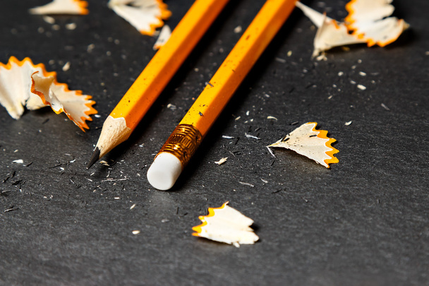 zwei Bleistifte mit Spänen. - Foto, Bild