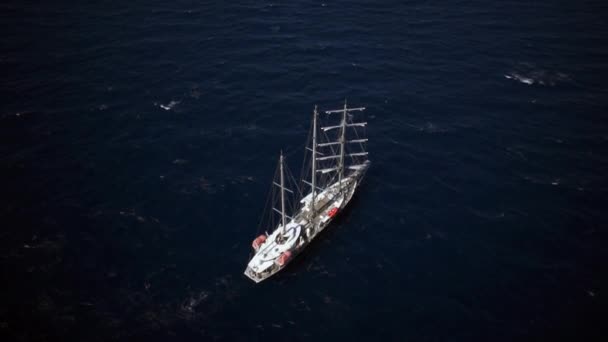 Vitorlás hajó, vitorlázás az óceán szélcsendes időben - Felvétel, videó