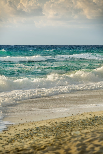 Mar y olas relativamente altas
 - Foto, Imagen