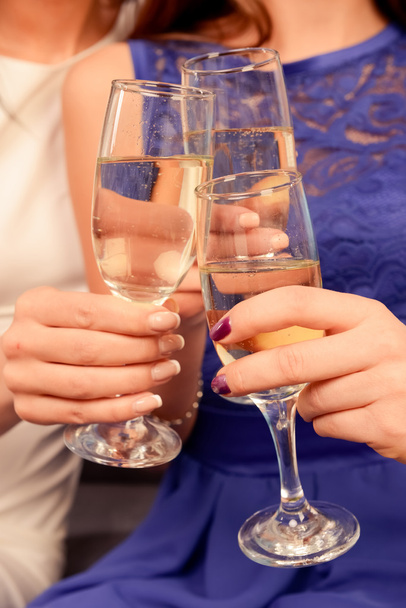 Close up of people toasting at celebration clinking their glasse - Foto, Imagem