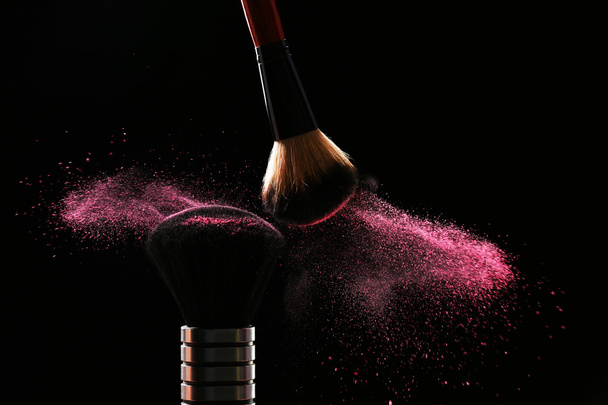 Two make up brushes with powder - Φωτογραφία, εικόνα