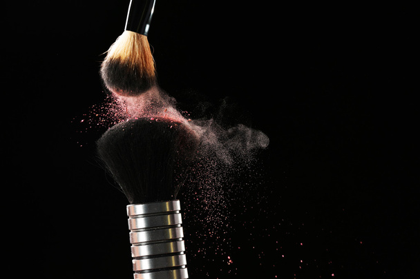Two make up brushes with powder - Foto, imagen