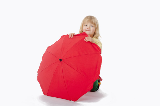 Garçon avec parapluie rouge
 - Photo, image