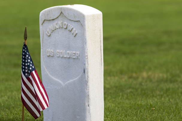 Cementerio militar con banderas americanas
 - Foto, Imagen