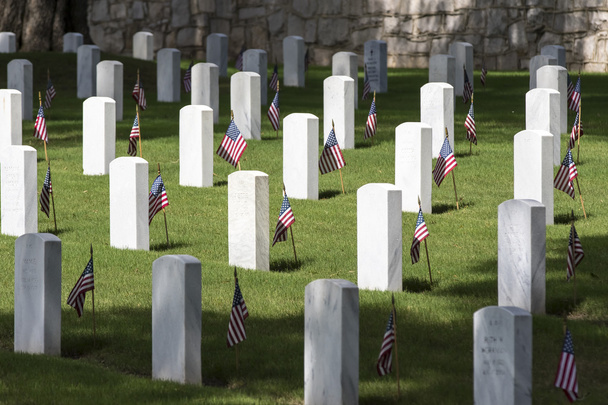 vojenský hřbitov s americké vlajky - Fotografie, Obrázek