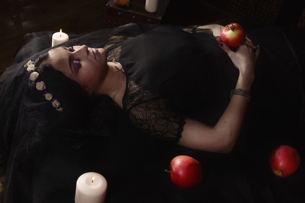 Nainen myrkytetty omena makaa haudassa
 - Valokuva, kuva