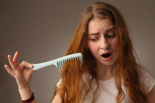 молода нервова жінка чистить волосся
 - Фото, зображення