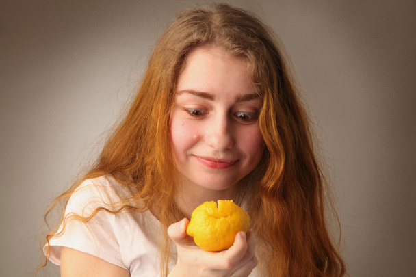 girl feel sour after test lemon - Φωτογραφία, εικόνα