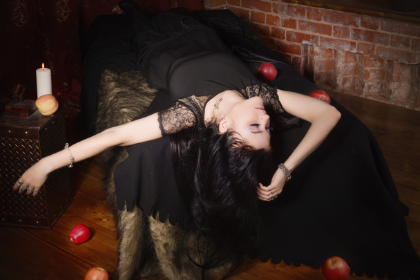 Žena s otrávené jablko spočívá v hrobce - Fotografie, Obrázek