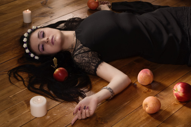 Γυναίκα με το δηλητηριασμένο μήλο βρίσκεται στον όροφο - Φωτογραφία, εικόνα