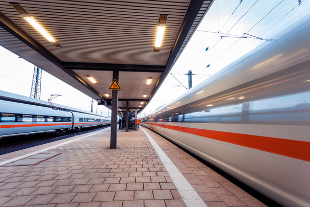 Pociągów pasażerskich dużej prędkości na torze kolejowym w ruchu - Zdjęcie, obraz