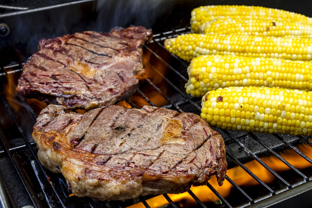 Steak et maïs sur le gril chaud
 - Photo, image