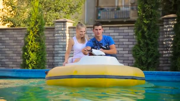 Paar schwimmt in elektrischem Schlauchboot - Filmmaterial, Video