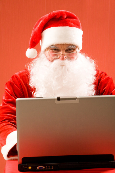 Weihnachtsmann und Laptop - Foto, Bild