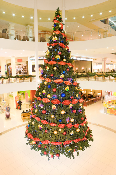 διακοσμημένο δέντρο στο κέντρο εμπορίου - Φωτογραφία, εικόνα