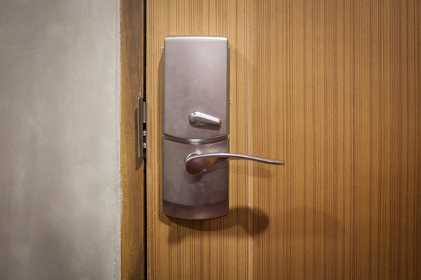Nowoczesny styl klamki na naturalnych drewnianych drzwiach - Zdjęcie, obraz