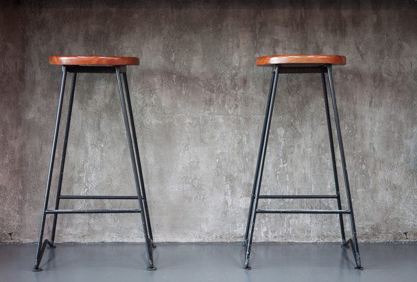 Cadeiras elegantes com fundo de concreto vazio
 - Foto, Imagem