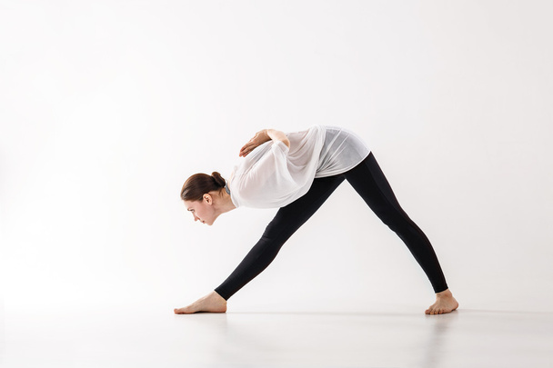 fiatal nő csinál jóga gyakorlat - Fotó, kép