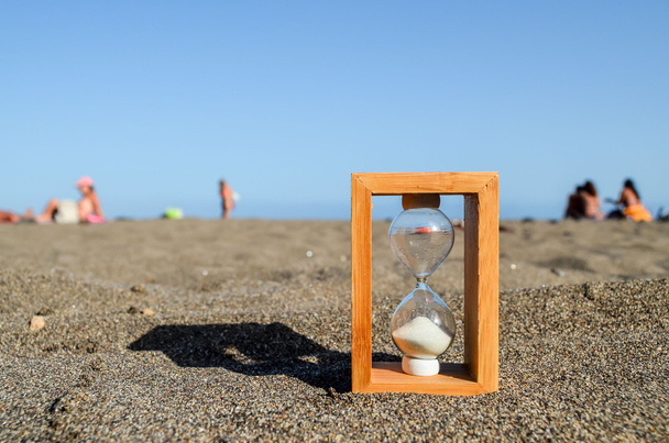 Κλεψύδρα ρολόι στην άμμο παραλία - Φωτογραφία, εικόνα