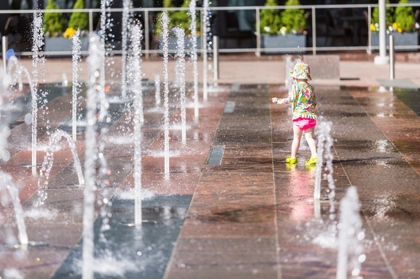 Kleinkind spielt mit Springbrunnen - Foto, Bild