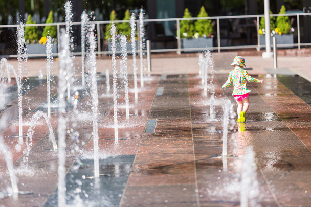 Kleinkind spielt mit Springbrunnen - Foto, Bild