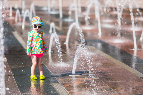 Enfant jouant avec des fontaines
 - Photo, image