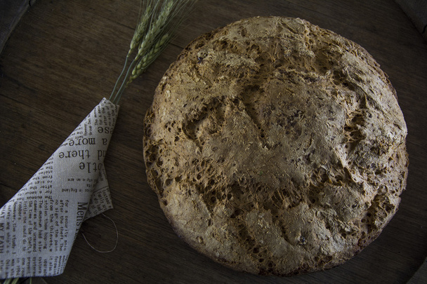 自家製のパン酵母、グルテン フリー、ベーキング パウダーなし。亜麻の種子とレーズンのライ麦粉から作られたエコ パン. - 写真・画像