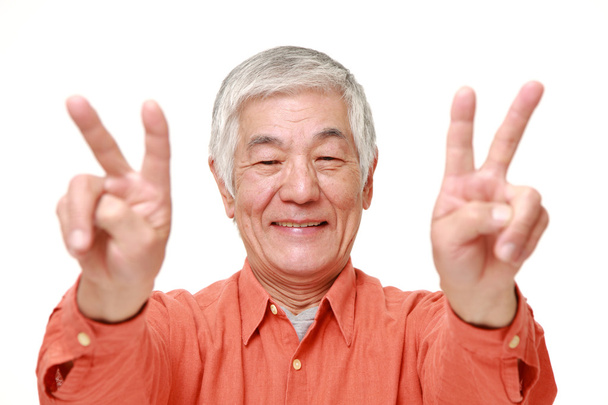 senior Japanese man showing a victory sign - Foto, Bild