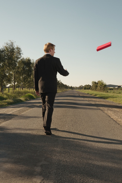Бизнесмен бросает красную папку
 - Фото, изображение
