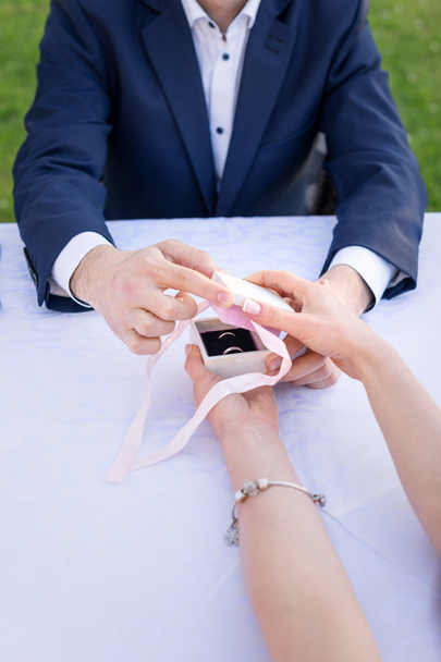junger Mann macht einen Heiratsantrag. Liebe, Paar, Datum, Hochzeitskonzept. - Foto, Bild