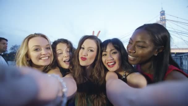 as amigas posam para tirar uma selfie
 - Filmagem, Vídeo