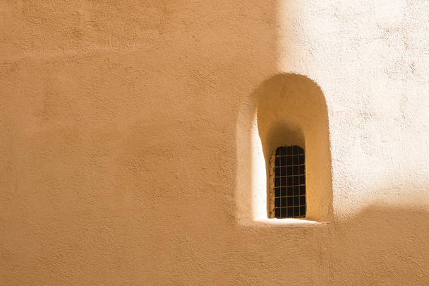 Стіна з вікном з аркою
 - Фото, зображення