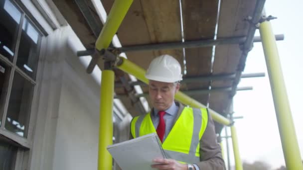  architect conducting an inspection - Imágenes, Vídeo