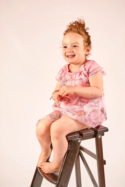 Modelo de moda de niña en vestido de rosa
 - Foto, imagen