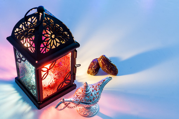 Dátum gyümölcsök Aladdin lámpa és arab lámpa. - Fotó, kép
